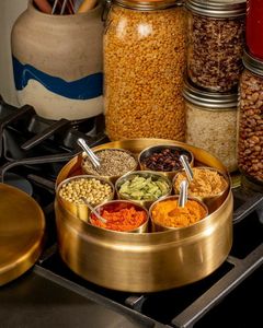 Elegante Caja de Especias de Latón para Cocina, Ideal para Festividades Indias, Mejora el Ambiente de la Cocina con un Toque Metálico Tradicional - Product Image 2
