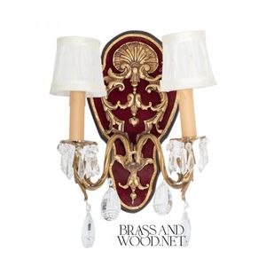 เชิงเทียนผนังทองเหลืองโบราณพร้อมแผ่นหลังกำมะหยี่สีแดงแขนคู่ดีไซน์ผ้าและคริสตัล - Product Image 1