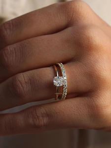 Anillo de Bodas de moissanita con corte de cojín de un quilate de plata de ley con banda solitaria y ajuste helado para mujer en tendencias - Product Image 4