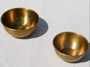 Bol en laiton fabriqué à la main pour décoration de table servant des fruits secs ou des collations, idéal pour les repas traditionnels à la maison ou les cadeaux. - Product Image 3