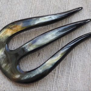 Accesorio natural único de cuerno de vaca hecho a mano para mujer para peinar el cabello - Product Image 3