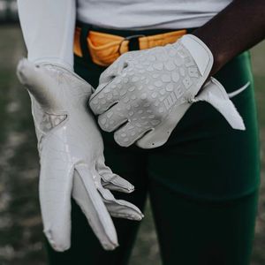 Gants de football à fermeture au poignet réglable à haute adhérence pour les joueurs adultes et jeunes pour la formation d'événements sportifs Commandes OEM - Product Image 4
