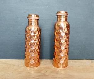 Botella de Cobre Minimalista Hecha a Mano en India, 99% Cobre, Duradera, para una Hidratación Saludable en Movimiento - Product Image 3