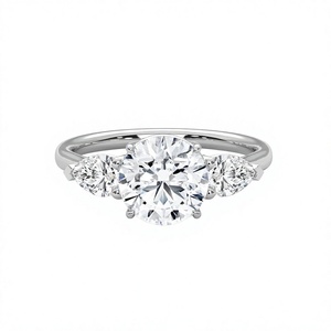 Bague de fiançailles à trois pierres en moissanite taille ronde avec accents en forme de poire, en argent sterling 925 - Product Image 1