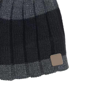 Bonnet en tricot bicolore gris anthracite et noir pour homme et femme, doux et extensible, avec petit patch en cuir avec logo, idéal pour l'hiver - Product Image 2