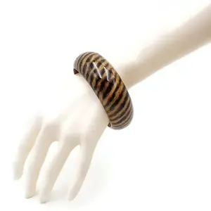 Bracelets en laiton élégants de haute qualité pour femmes et filles Design de bande à la mode avec perle en pierre pour l'engagement - Product Image 2