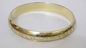 Bracelet en cuivre plaqué or de luxe pour femmes, incrustation unique en émail vert émeraude profond avec un motif floral gravé à la main complexe, large - Product Image 6