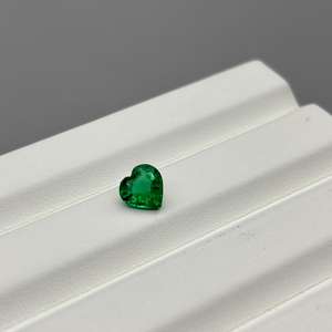 พลอยมรกตทรงหัวใจขนาด 6 มม. สำหรับเครื่องประดับแห่งความรัก พลอยมรกตสีเขียวจากแซมเบีย หินเจียระไน ขายส่งจากผู้ผลิตที่ได้รับการยืนยันจากอินเดีย - Product Image 4