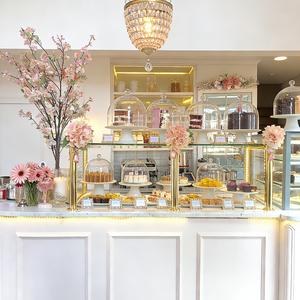 متجر حلويات راقية يعرض علب عرض زجاجية مزينة بالذهب وحوامل كيك زجاجية - Product Image 2