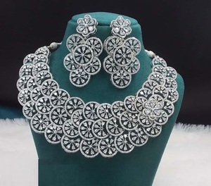 Ensemble de colliers AD en laiton de style classique les plus vendus boucles d'oreilles assorties pour les vêtements de fête pour femmes Collection de bijoux à prix direct - Product Image 2