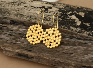 "Boucles d'oreilles élégantes à motif floral perlé plaqué or 18 carats faites à la main avec fermeture à crochet - Product Image 3