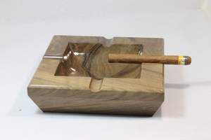 Cendrier en bois fabriqué à la main pour une durabilité à long terme offrant un style confortable et une finition en bois intemporelle - Product Image 2