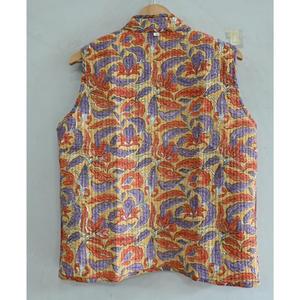 Chaqueta acolchada de algodón sin mangas de estilo bohemio para mujer Chaleco con estampado floral con decoración de botones para invierno - Product Image 3