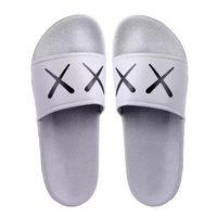 Tendance mode femme et homme : Claquettes légères et confortables pour la plage, idéales pour les activités de plein air, avec impression de haute qualité.