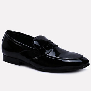 Ensemble de chaussures en cuir noir pour hommes de qualité supérieure, conçues avec des coutures de qualité et une semelle extérieure robuste, style professionnel élégant, finition lisse - Product Image 1