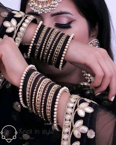 Bracelets de mariée élégants en or poli tendance avec des pierres Kundan, ornés de bracelets traditionnels pour mariage - Product Image 1