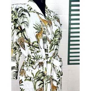 Bata de Casa Ligera de Algodón Estilo Boho-Kimono con Estampado de Mariposas y Flores Hecho a Mano en India, Ideal como Cubrebaño - Product Image 4