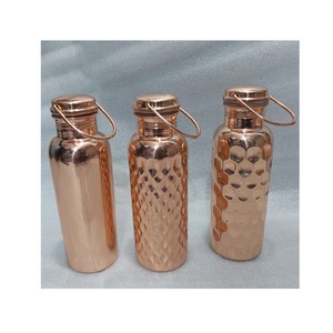 Botella de agua de cobre martillado a mano para la hidratación diaria y el bienestar, con acabado pulido y artesanía duradera. - Product Image 3