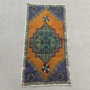 Alfombra Turca Pequeña de 1.5x3 pies, Alfombra Vintage de Lana con Puntos Azules - Product Image 1