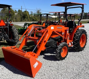 Tracteur à roues Kubota L466 avec chargeur frontal couleur orange - Product Image 1