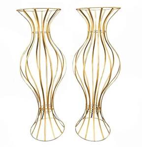 Elegante portavelas de metal con detalles intrincados, adecuado para interiores de casas de lujo, decoraciones de bodas y reuniones festivas - Product Image 2