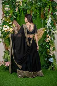 Vente en gros de lehenga choli noir de créateur avec bordure dorée pour les fêtes de mariage, disponible en vrac au tarif d'usine. - Product Image 2