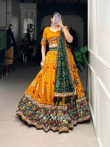 Lehenga choli de color amarillo de primera calidad en tela de seda Tussar con estampado de Patola y trabajo de encaje y lámina Gamthi Work - Product Image 3