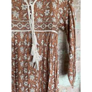 Vestido Maxi con Estampado Floral, Cintura Imperio, Silueta Plisada en Chifón - Siena Floral - Product Image 1