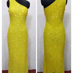 Robe de soirée perlée à la main à une épaule jaune citron - Product Image 1