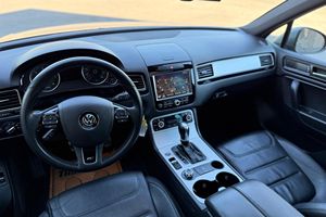 Neat 2014 Volks-wagen Toua-reg TDI R-Line - Product Image 5