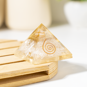 Pyramide de guérison en sélénite naturelle premium avec pointe de cristal pour la méditation et la décoration - Product Image 5