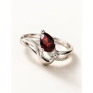 Bague ajustable plaquée or avec grenat serti griffes, style mode - Product Image 1
