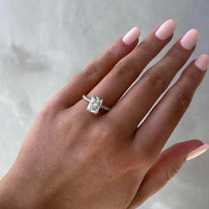 Anillo de Diamante con Corte Radiante Certificado por IGI, Diseño Alargado con Halo Oculto y Piedras Laterales - Product Image 3