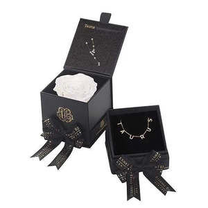 Coffret et collier Taurus Astor pour les occasions de cadeaux - Product Image 1