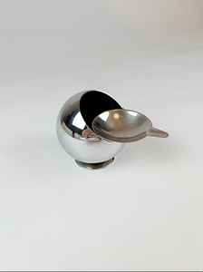 Cenicero de latón con diseño de obturador resistente, bandeja de cigarros de metal portátil y duradera de lujo con acabado plateado liso - Product Image 2