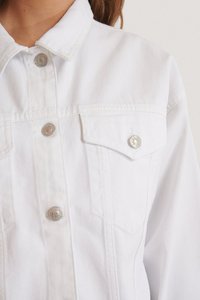 Vestes en jean à col rabattu, prix raisonnable, vente en gros OEM, vestes en jean bleues courtes, mode vintage, vestes en jean délavées pour femmes - Product Image 4