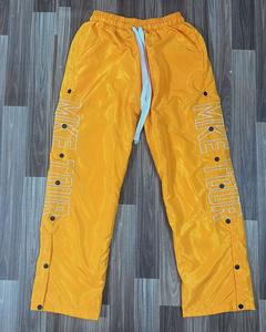 กางเกงขาบานผ้าไนลอนสำหรับผู้ชายกางเกงวิ่งสะท้อนแสงทรงหลวมโอเวอร์ไซส์ออกแบบได้ตามต้องการ - Product Image 5