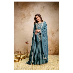 ชุดเดรสปักลายหรูหราพรีเมียม แขนยาว ขนาด 53 54 นิ้ว ผ้าคลุมไหล่ยาว 7 เมตร พร้อมผ้าปักลายประยุกต์แบบดั้งเดิมสำหรับผู้หญิง - Product Image 1