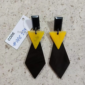 Boucles d'oreilles personnalisées en résine époxy noire et jaune de belle forme pour un usage traditionnel et ethnique - Product Image 1