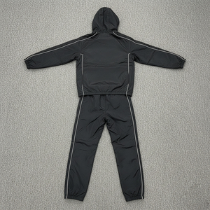 Survêtement en nylon noir avec logo OEM personnalisé Vêtements de rue en polyester Survêtement avec veste et pantalon coupe-vent avec passepoil pour hommes - Product Image 2