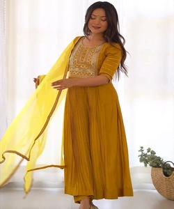 Attrayant Net Casual Wear Top Pant Dupatta Ensemble avec Élégante Broderie Florale Designer Chinon Robe Formelle avec Moderne - Product Image 6