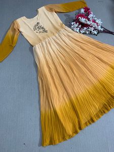 Kurti en tissu georgette lourd de qualité supérieure avec travail froissé pour un usage décontracté, disponible à un prix abordable - Product Image 6