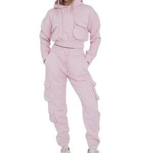 女式口袋运动服两件套休闲套装，配有作物连帽衫时尚冬季休闲舒适和日常穿着RRI-TS-02 - Product Image 1