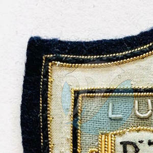 Insignes de blazer sur mesure en vrac dernier style OEM Service insignes en cuir brodé dentelle décoration épingle de sûreté - Product Image 5