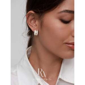 Orecchini a Cerchio in Acrilico Bianco e Nero Placcati Oro, Leggeri e alla Moda, Regalo per Lei - Product Image 6