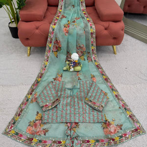 Hermoso Sari de diseñador con trabajo de hilo y secuencia y blusa - Product Image 1