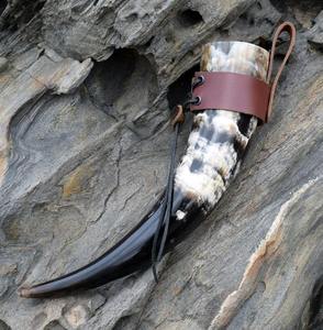 Cuerno para beber vikingo pulido ecológico natural con soporte de cuero animal y moldura dorada de latón - Product Image 4