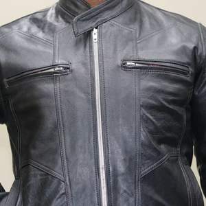 Chaqueta de Cuero Negra Estilo Café Racer para Hombre, Diseño de Parches de Camuflaje, Cuello Alto, Alta Calidad, Casual y Profesional - Product Image 3