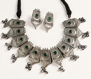 Conjunto de Joyería Étnica Plateada Oxidada con Circonita Verde para Mujer - Regalo de Boda y Compromiso - Product Image 2