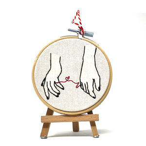 Cercle de broderie Paparesta fait main avec motif cœur, 10 cm, fil rouge, décoration murale minimaliste, cadeau pour connexion d'amour - Product Image 1